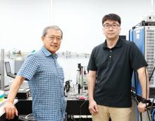 Chair-professor Dae Won Moon in the Department of New Biology (left) and Research Fellow Jae Young Kim in the Department of Robotics Engineering (right)