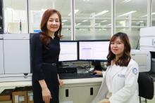 Professor Eun-Kyoung Kim in the DGIST Department of Brain and Cognitive Sciences (left) and Seolsong Kim, an integrated M.S.-Ph.D. program student (right)