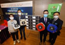 The LEI collaborates with Sham Shui Po District Office of Home Affairs Department and Sham Shui Po Residents Association Limited to arrange volunteers to distribute 1,000 free air purifiers. (From left) Prof Paulina Wong Pui-yun, Assistant Professor of Science Unit of LU; Prof Albert Ko Wing-yin, Director of LEI of LU; Paul Wong Yan-yin, Sham Shui Po District Officer of the Home Affairs Department; Samuel Chan Wai-ming, Director of Sham Shui Po Residents Association Limited. 