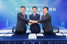 Lingnan University signs strategic cooperation framework agreement with the Shandong Hi-Speed Group and Rizhao Municipal People's Government. (From left: Mr Wang Qifeng, Chairman of Shandong Hi-speed Group; Mr Li Zaiwu, Rizhao Municipal Party Secretary and Chairman of the Municipal; and President Qin.)