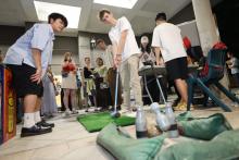 New students from overseas participate in the booth activities.
