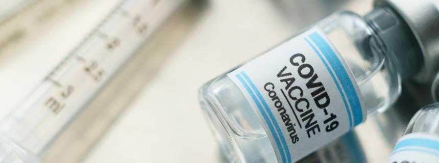 Covid-19 vaccines and syringe