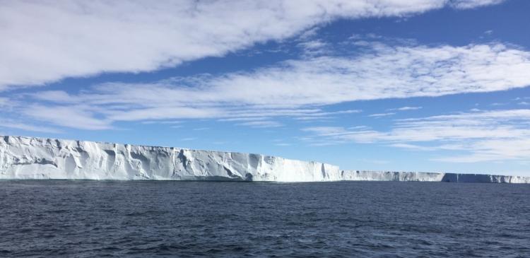 Dotson Ice Shelf, Amundsen Sea, Antarctica (Photo: Taewook Park) 