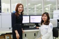 Professor Eun-Kyoung Kim in the DGIST Department of Brain and Cognitive Sciences (left) and Seolsong Kim, an integrated M.S.-Ph.D. program student (right)