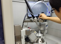 Using an X-ray diffractor to study the sigma bond. (Photo: Yusuke Ishigaki) 