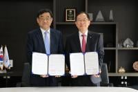 Photo 1. President Yang Kuk of DGIST (right) and President Moohwan Kim of POSTECH (left) are taking a photo after the MOU ceremony
