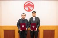 Prof Joshua Mok Ka-ho, Vice-President and Dean of the School of Graduate Studies, Lingnan University (left), and Prof Sunil Kim, Chair of the Department of Asian Studies and Director of the Double Degree Programme (right).