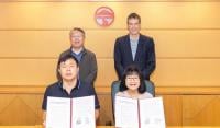 Representatives of Lingnan University and Shandong Normal University sign the MoU and co-organise a psychology seminar. 